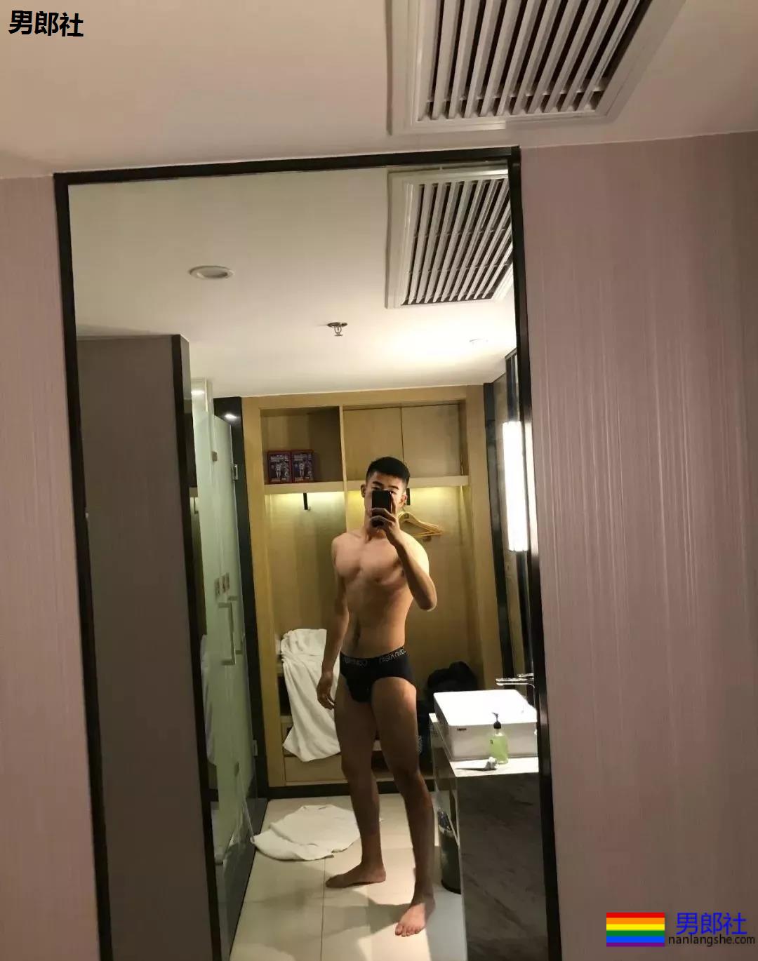 更衣室的00后正装肌肉男！这身材发育的太棒了！ - 51虹马