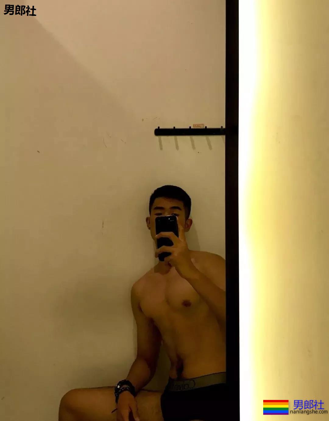 更衣室的00后正装肌肉男！这身材发育的太棒了！ - 51虹马