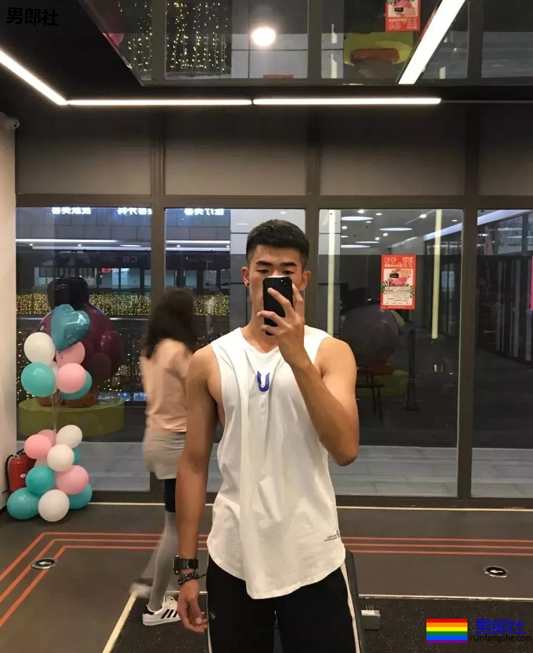 更衣室的00后正装肌肉男！这身材发育的太棒了！ - 51虹马