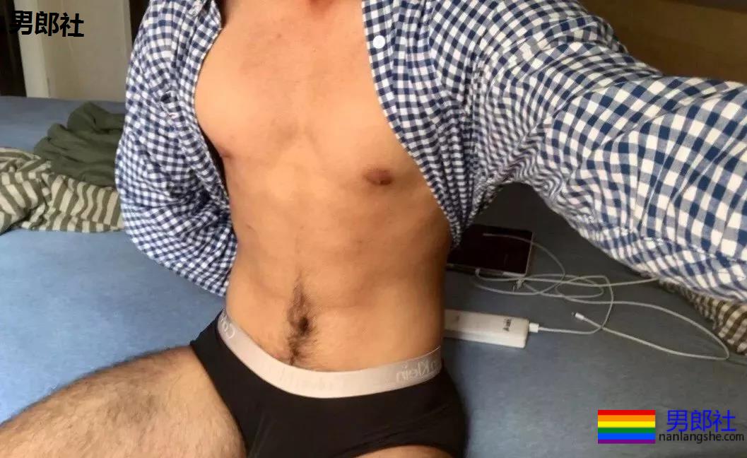 更衣室的00后正装肌肉男！这身材发育的太棒了！ - 51虹马