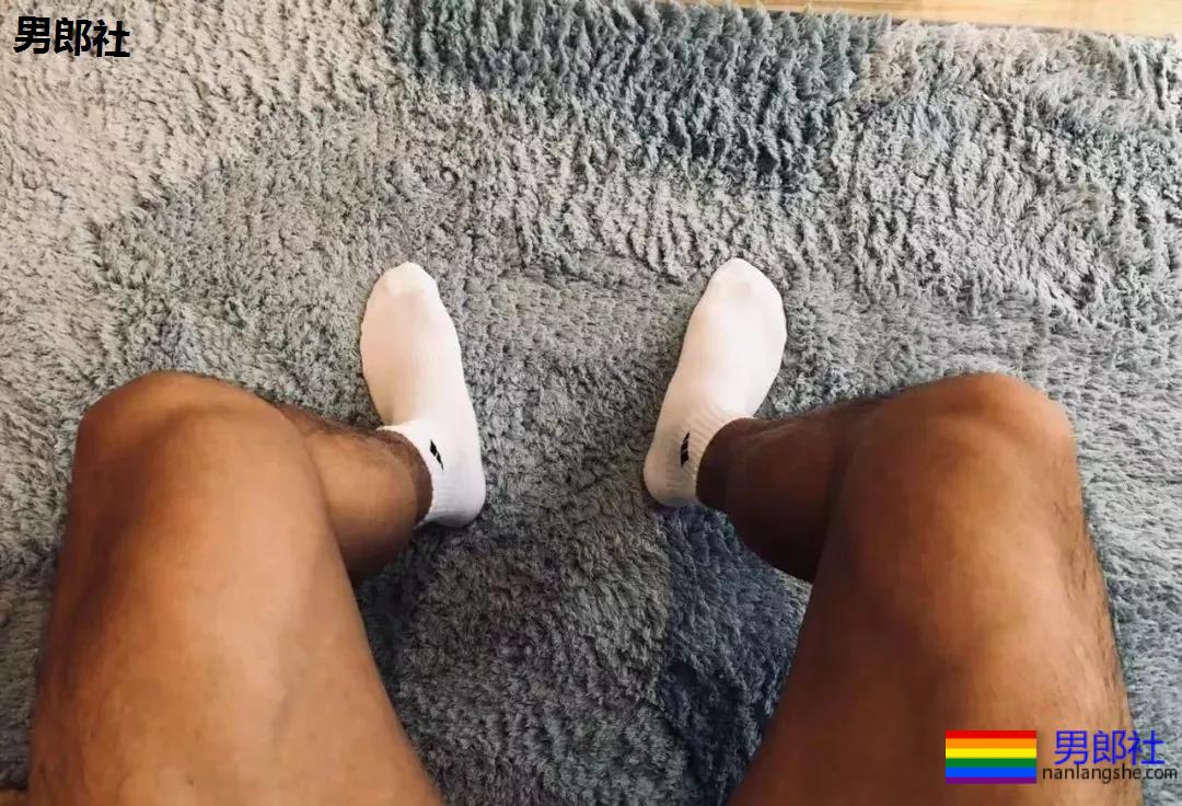 更衣室的00后正装肌肉男！这身材发育的太棒了！ - 51虹马