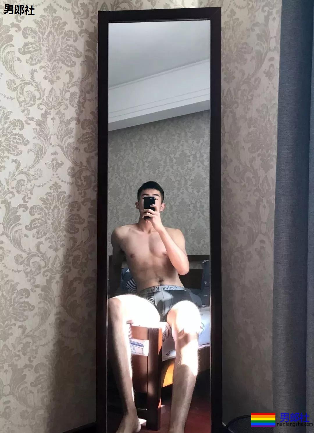 更衣室的00后正装肌肉男！这身材发育的太棒了！ - 51虹马