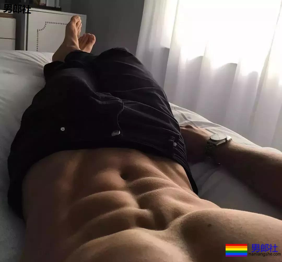 腹肌躺究竟有多性感？屏幕都舔坏了！-51虹马