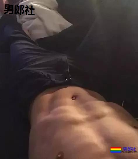 腹肌躺究竟有多性感？屏幕都舔坏了！ - 51虹马