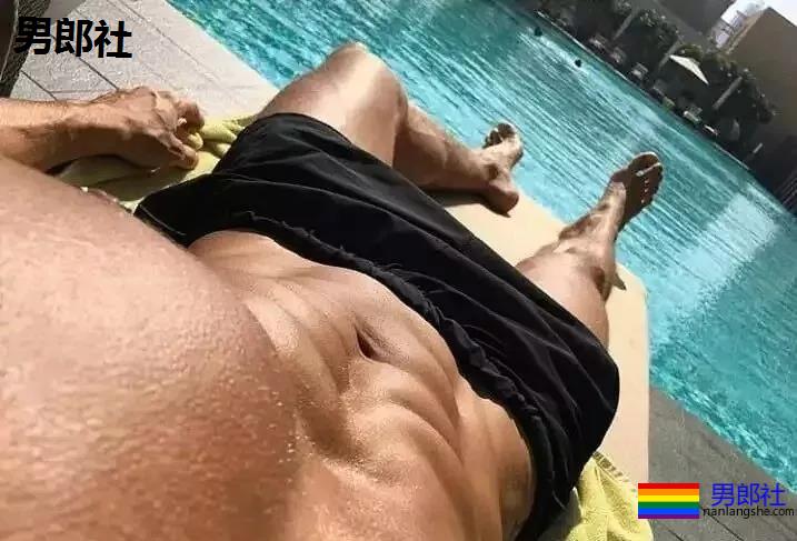 腹肌躺究竟有多性感？屏幕都舔坏了！ - 51虹马