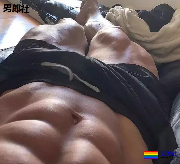 腹肌躺究竟有多性感？屏幕都舔坏了！ - 51虹马