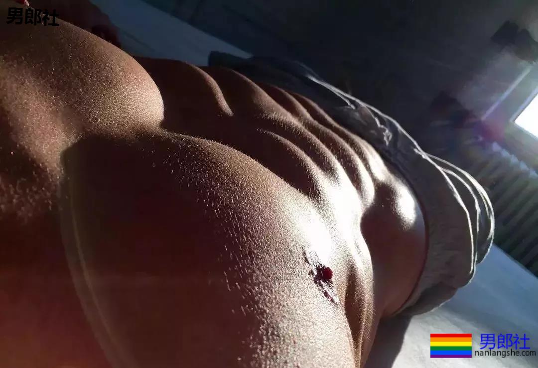 腹肌躺究竟有多性感？屏幕都舔坏了！ - 51虹马