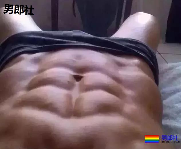 腹肌躺究竟有多性感？屏幕都舔坏了！ - 51虹马