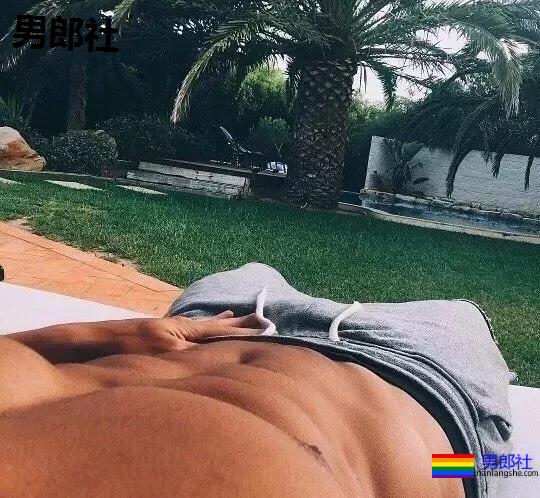 腹肌躺究竟有多性感？屏幕都舔坏了！ - 51虹马