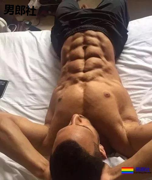 腹肌躺究竟有多性感？屏幕都舔坏了！ - 51虹马