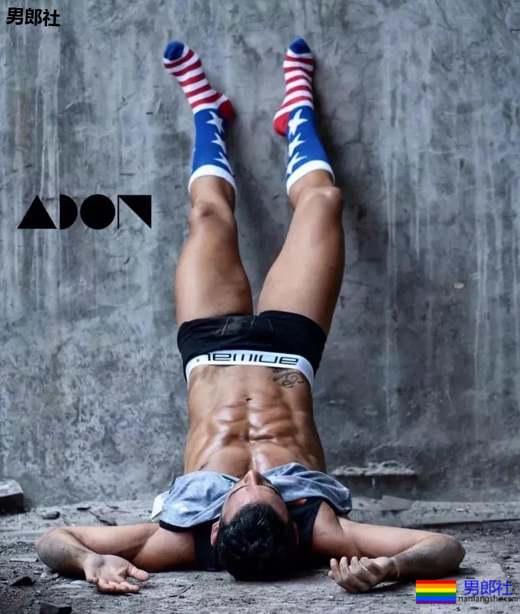 腹肌躺究竟有多性感？屏幕都舔坏了！ - 51虹马