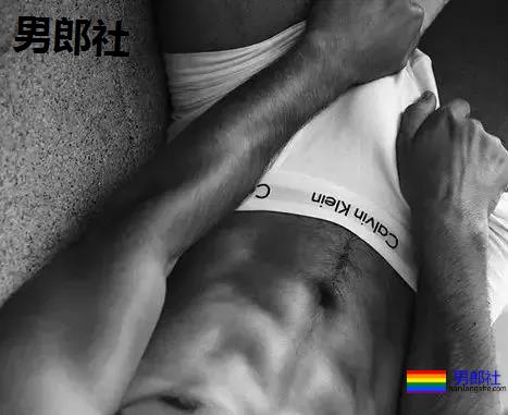 腹肌躺究竟有多性感？屏幕都舔坏了！ - 51虹马