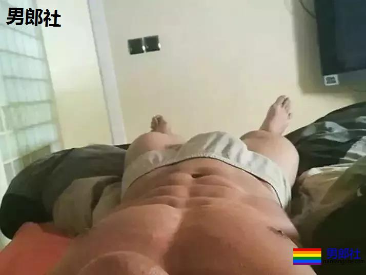 腹肌躺究竟有多性感？屏幕都舔坏了！ - 51虹马