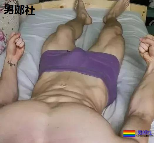 腹肌躺究竟有多性感？屏幕都舔坏了！ - 51虹马