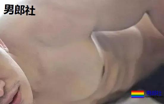 腹肌躺究竟有多性感？屏幕都舔坏了！ - 51虹马