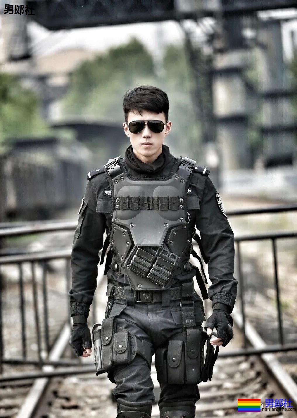 浙江狙击手小哥火了，自带一身腱子肉鼻子超大！-51虹马