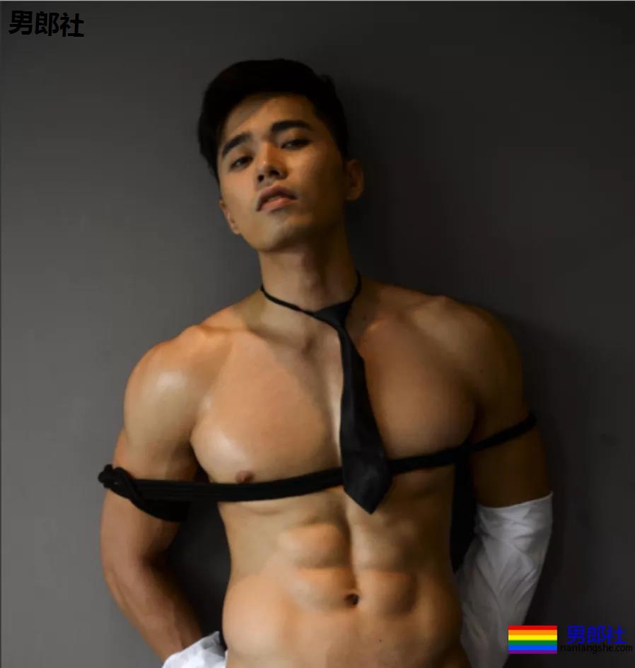 内衣男模,也是专业的舞蹈演员,英俊的面孔和肌肉突起的身体实在迷人-51虹马