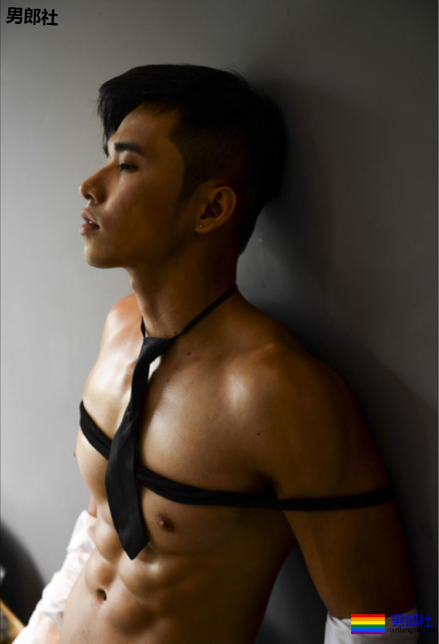 内衣男模，也是专业的舞蹈演员，英俊的面孔和肌肉突起的身体实在迷人 - 51虹马