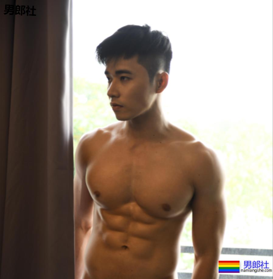 内衣男模，也是专业的舞蹈演员，英俊的面孔和肌肉突起的身体实在迷人 - 51虹马