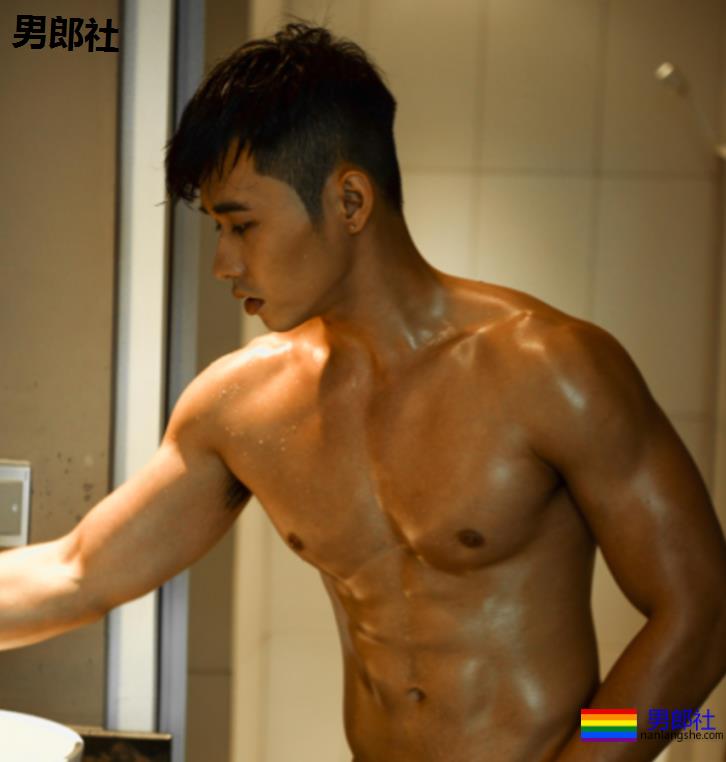 内衣男模，也是专业的舞蹈演员，英俊的面孔和肌肉突起的身体实在迷人 - 51虹马