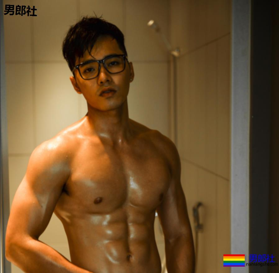 内衣男模，也是专业的舞蹈演员，英俊的面孔和肌肉突起的身体实在迷人 - 51虹马