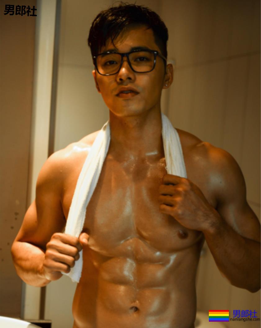 内衣男模，也是专业的舞蹈演员，英俊的面孔和肌肉突起的身体实在迷人 - 51虹马