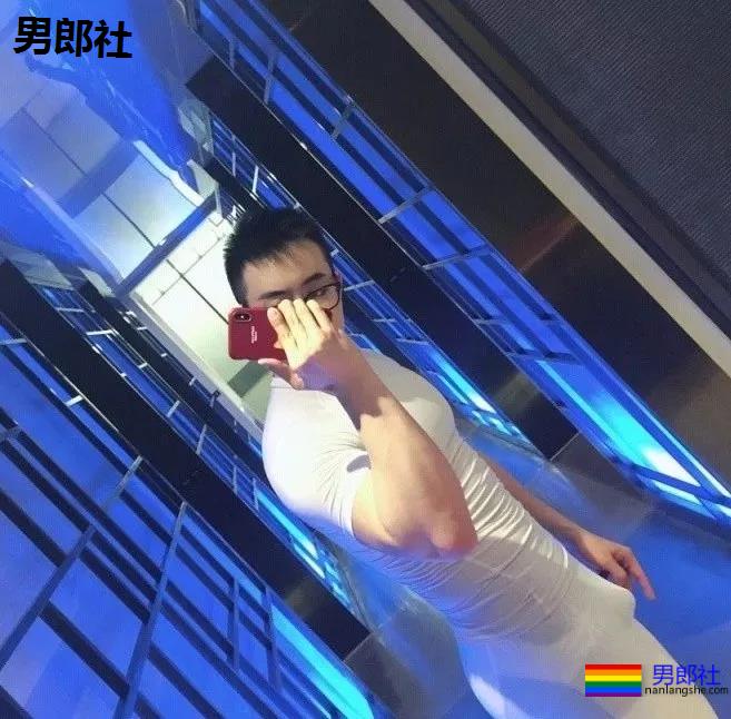 健身房惊现猛男！透明紧身裤小DD若隐若现，是真的大惹...-51虹马