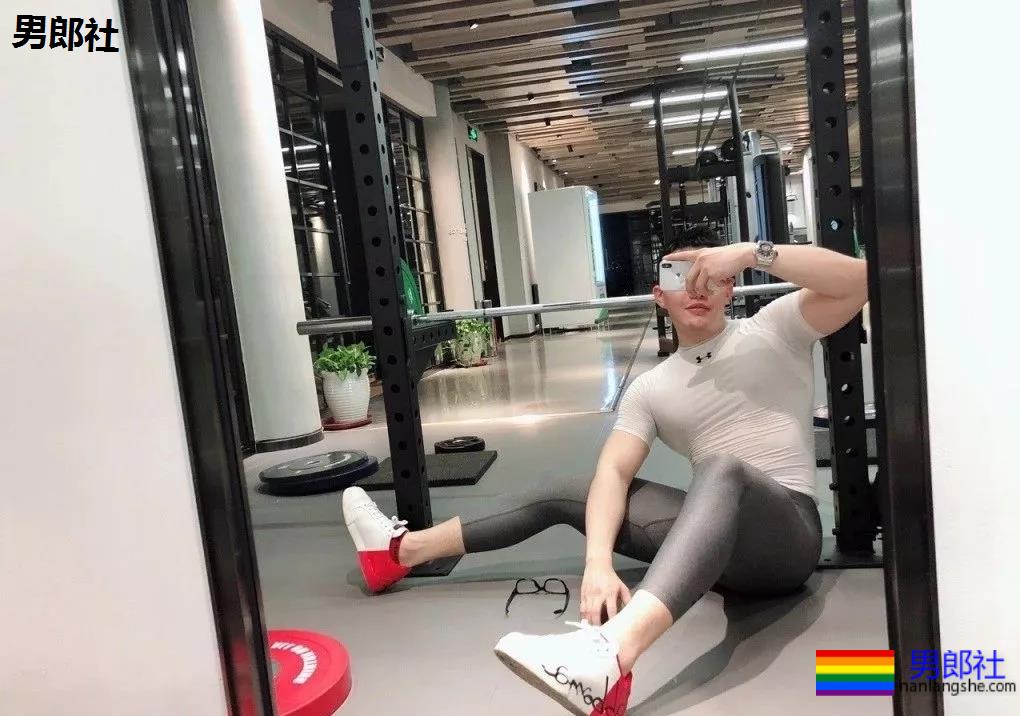 健身房惊现猛男！透明紧身裤小DD若隐若现，是真的大惹... - 51虹马