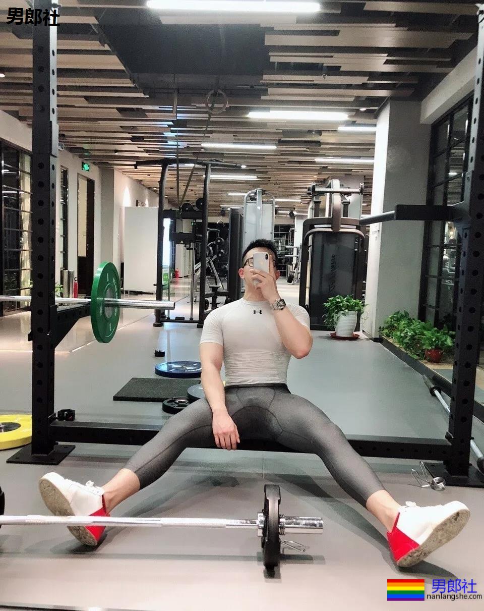 健身房惊现猛男！透明紧身裤小DD若隐若现，是真的大惹... - 51虹马