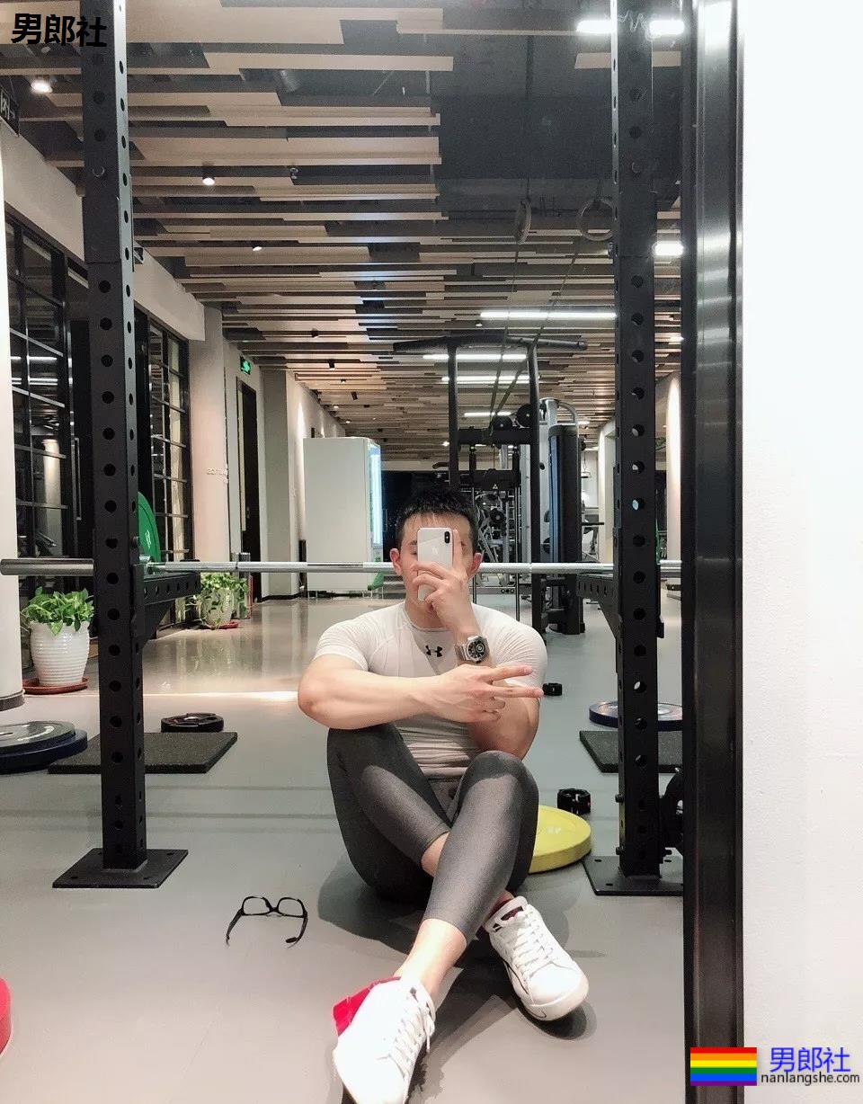 健身房惊现猛男！透明紧身裤小DD若隐若现，是真的大惹... - 51虹马