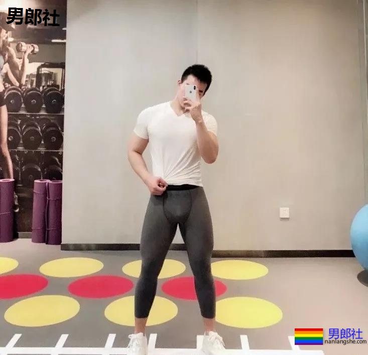 健身房惊现猛男！透明紧身裤小DD若隐若现，是真的大惹... - 51虹马