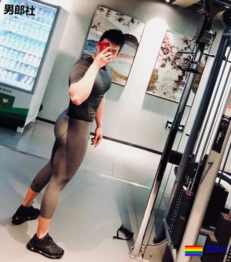 健身房惊现猛男！透明紧身裤小DD若隐若现，是真的大惹... - 51虹马