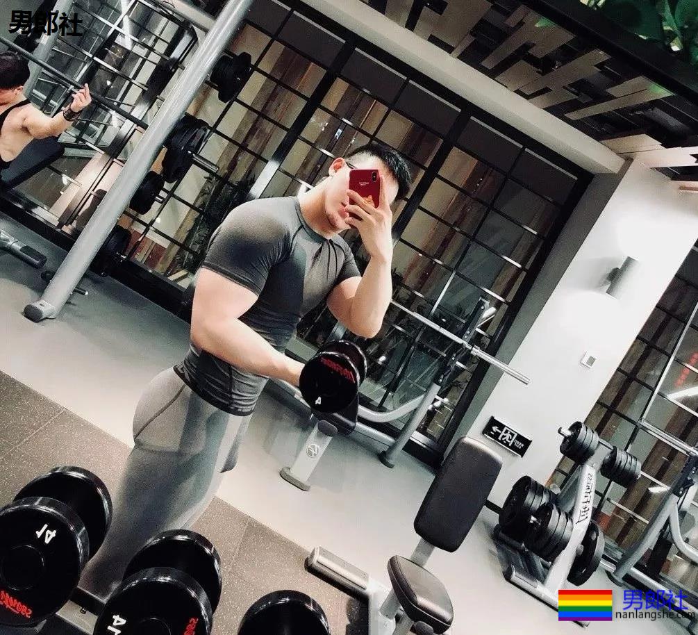 健身房惊现猛男！透明紧身裤小DD若隐若现，是真的大惹... - 51虹马