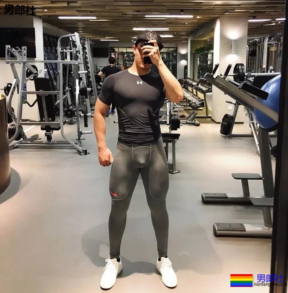 健身房惊现猛男！透明紧身裤小DD若隐若现，是真的大惹... - 51虹马