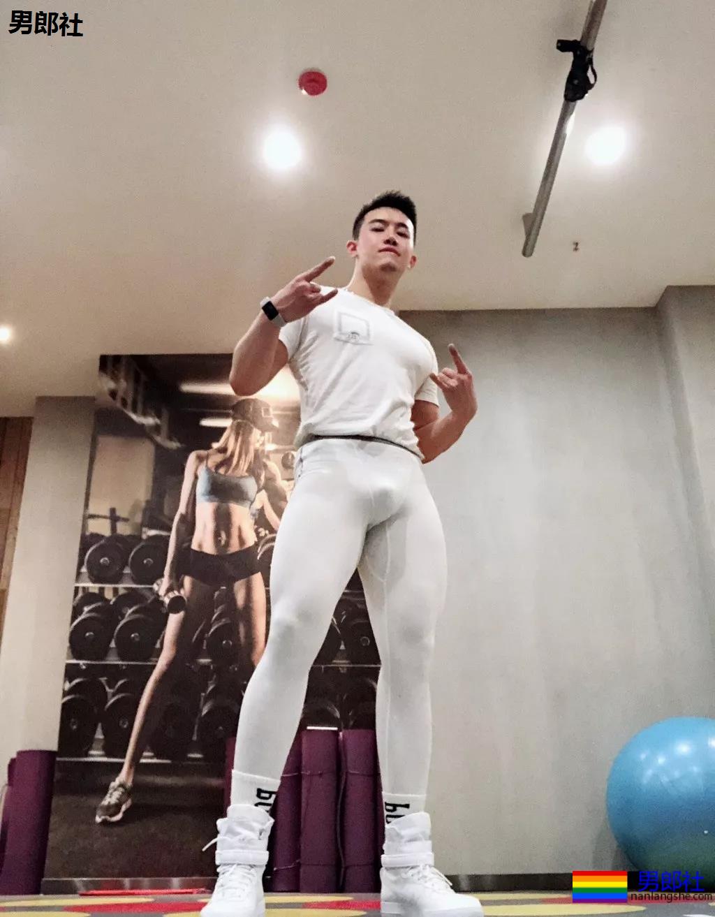 健身房惊现猛男！透明紧身裤小DD若隐若现，是真的大惹... - 51虹马