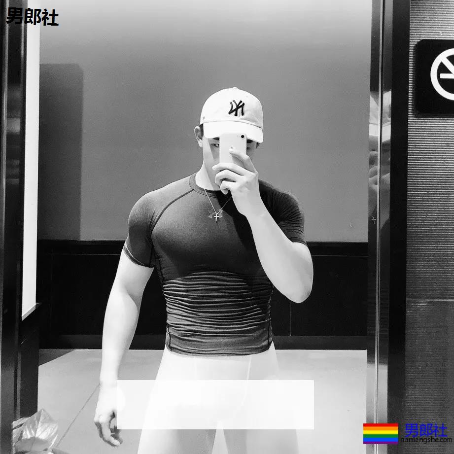 健身房惊现猛男！透明紧身裤小DD若隐若现，是真的大惹... - 51虹马