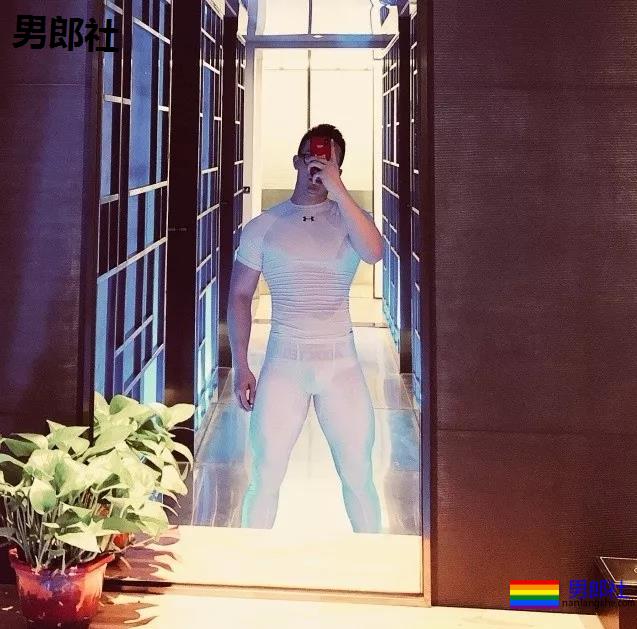 健身房惊现猛男！透明紧身裤小DD若隐若现，是真的大惹... - 51虹马