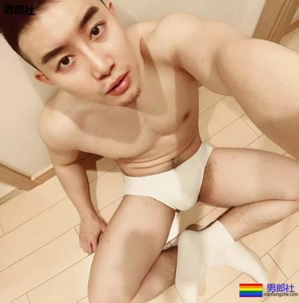 健身房惊现猛男！透明紧身裤小DD若隐若现，是真的大惹... - 51虹马