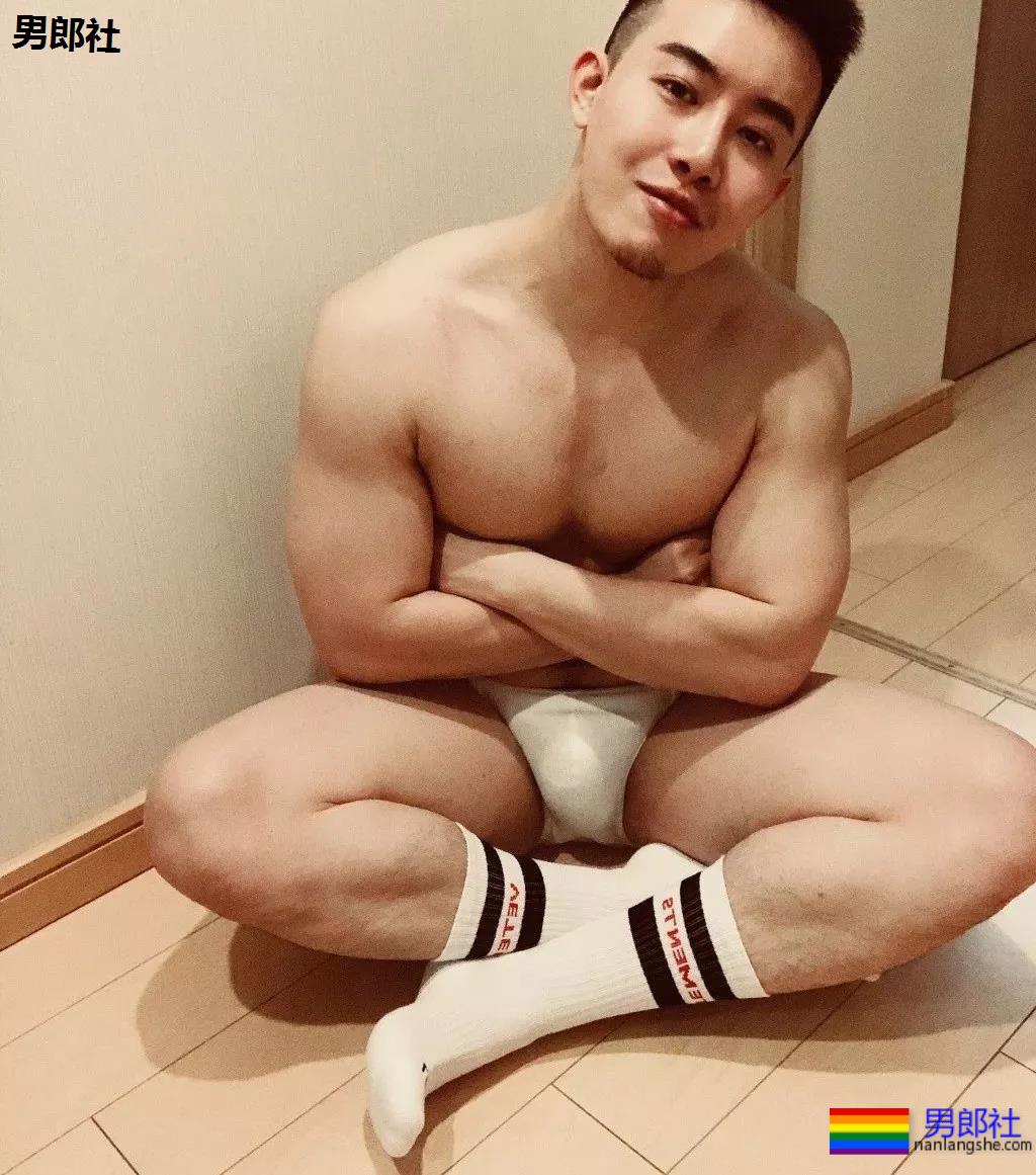 健身房惊现猛男！透明紧身裤小DD若隐若现，是真的大惹... - 51虹马