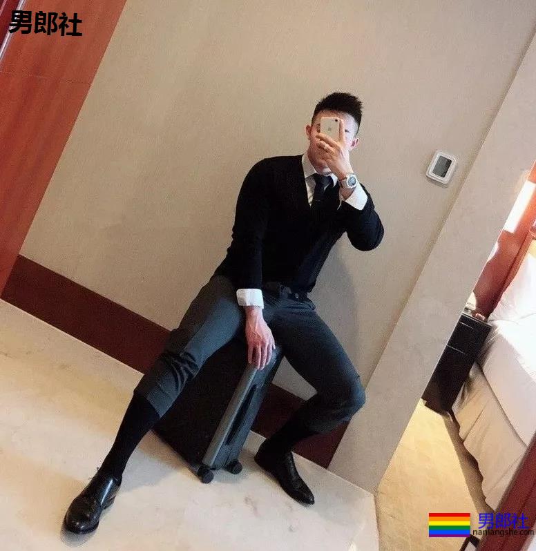 健身房惊现猛男！透明紧身裤小DD若隐若现，是真的大惹... - 51虹马