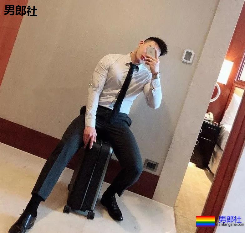 健身房惊现猛男！透明紧身裤小DD若隐若现，是真的大惹... - 51虹马