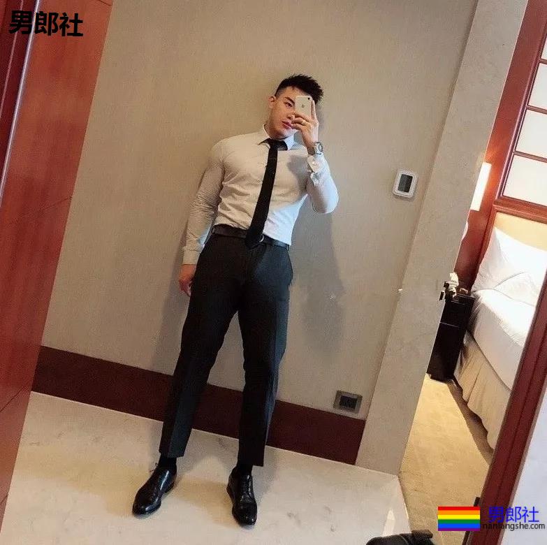 健身房惊现猛男！透明紧身裤小DD若隐若现，是真的大惹... - 51虹马