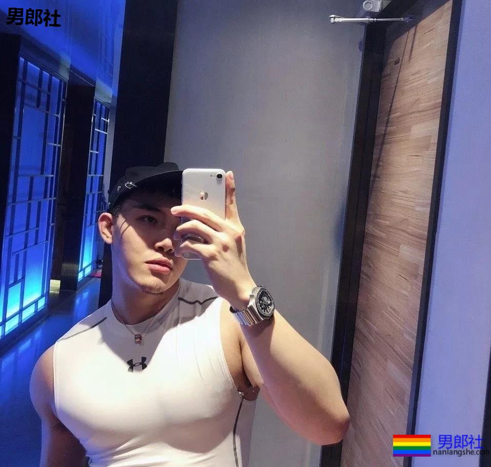 健身房惊现猛男！透明紧身裤小DD若隐若现，是真的大惹... - 51虹马