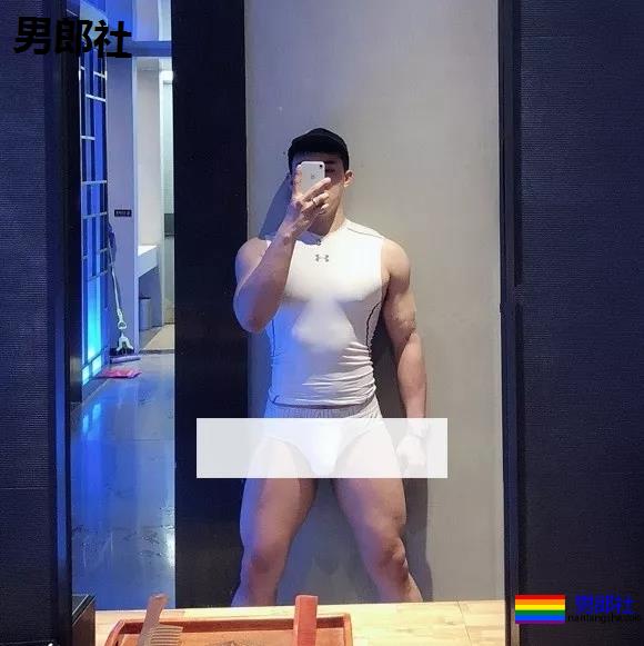 健身房惊现猛男！透明紧身裤小DD若隐若现，是真的大惹... - 51虹马