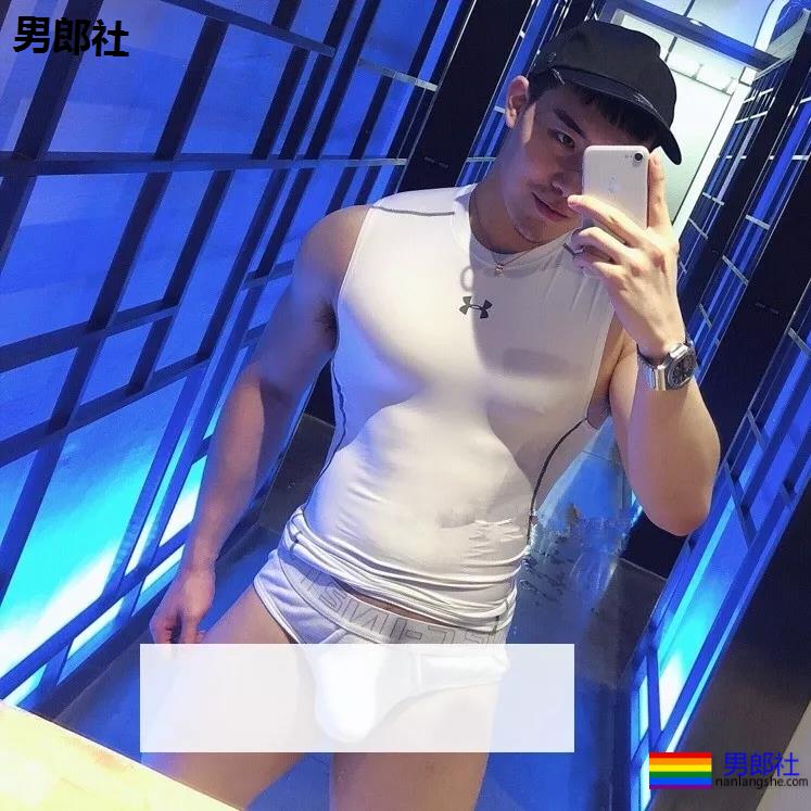 健身房惊现猛男！透明紧身裤小DD若隐若现，是真的大惹... - 51虹马