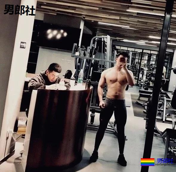 健身房惊现猛男！透明紧身裤小DD若隐若现，是真的大惹... - 51虹马
