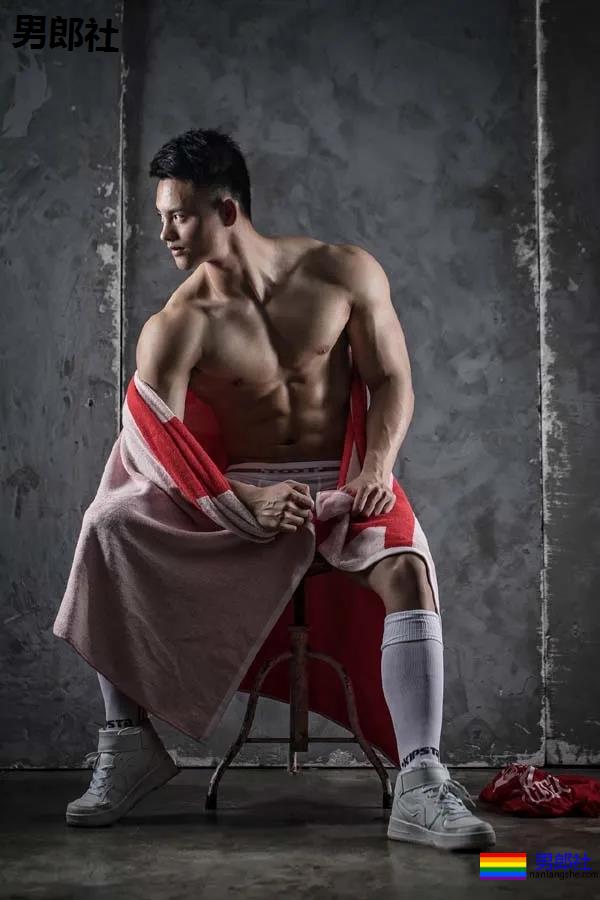 空少脱下衣服Cos搬运工！浴室湿身，我的荷尔蒙失调了！ - 51虹马