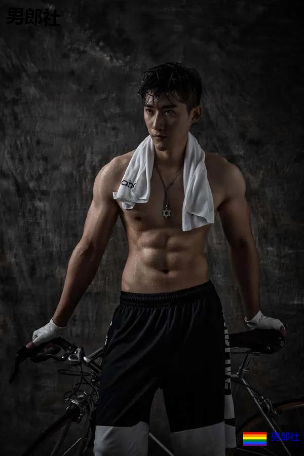 空少脱下衣服Cos搬运工！浴室湿身，我的荷尔蒙失调了！ - 51虹马