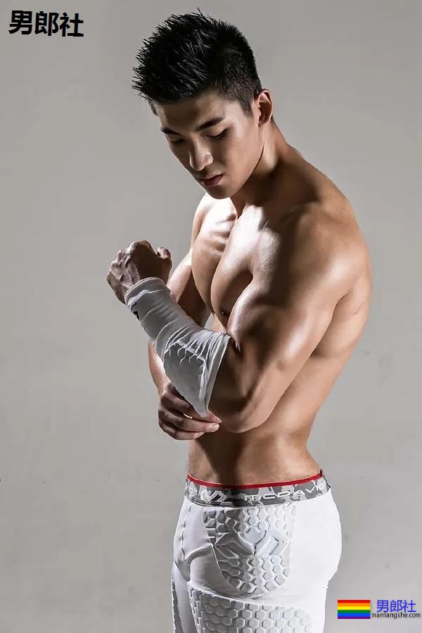 空少脱下衣服Cos搬运工！浴室湿身，我的荷尔蒙失调了！ - 51虹马