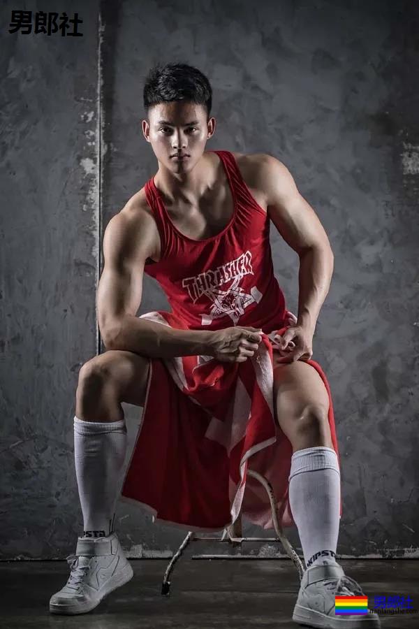 空少脱下衣服Cos搬运工！浴室湿身，我的荷尔蒙失调了！ - 51虹马